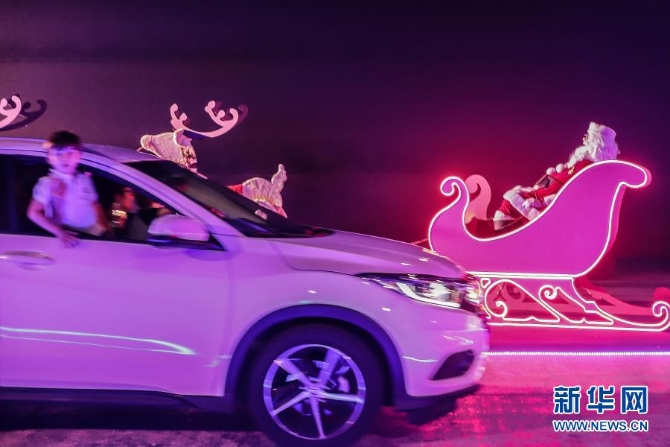 　12月8日，游客在巴西圣保羅市駕車參觀圣誕燈光秀。