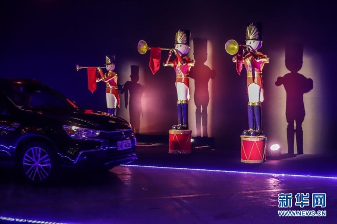 12月8日，汽車駛過巴西圣保羅市一個圣誕燈光秀現(xiàn)場。