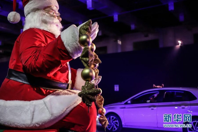 12月8日，汽車駛過巴西圣保羅市一個圣誕燈光秀現(xiàn)場。1
