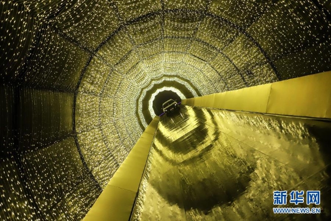 12月8日，汽車駛過巴西圣保羅市一個圣誕燈光秀現(xiàn)場2。