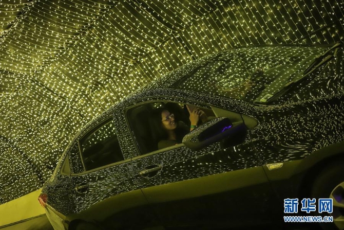 12月8日，游客在巴西圣保羅市駕車參觀圣誕燈光秀。