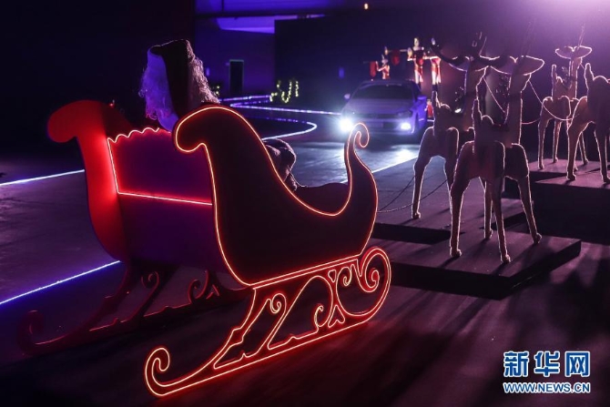 12月8日，汽車駛過巴西圣保羅市一個圣誕燈光秀現(xiàn)場。3