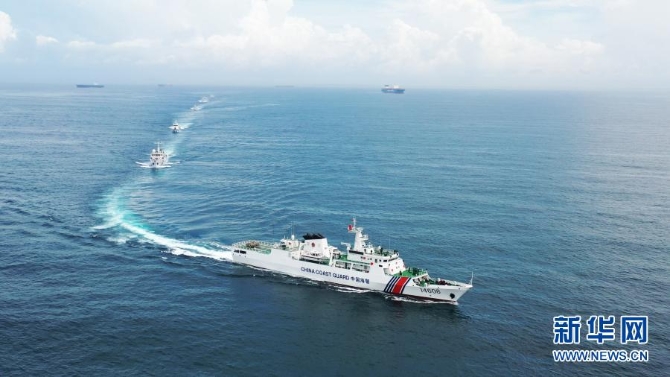 海警艦艇編隊(duì)對(duì)轄區(qū)重點(diǎn)海域?qū)嵤┭膊椋?月8日攝，無人機(jī)照片）。新華社發(fā)（曾文 攝）