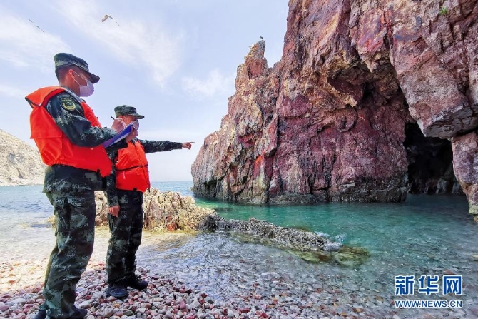 海警執(zhí)法員對(duì)轄區(qū)無居民海島進(jìn)行檢查（5月20日攝）。新華社發(fā)（包新宇 攝）