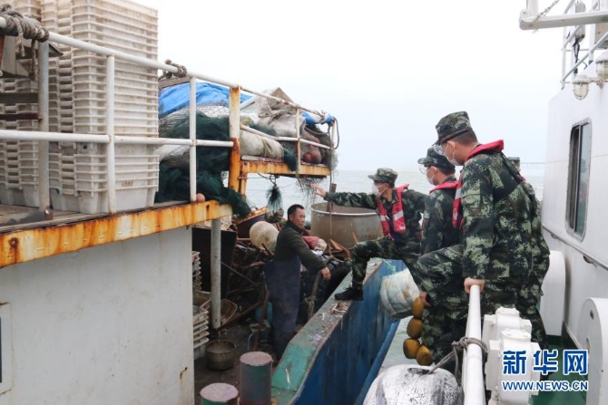 海警執(zhí)法員登船檢查（5月8日攝）。新華社發(fā)（江壯志 攝）