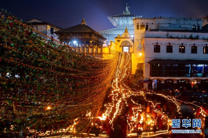 2019年11月25日，尼泊爾加德滿都的帕蘇帕提神廟流光溢彩