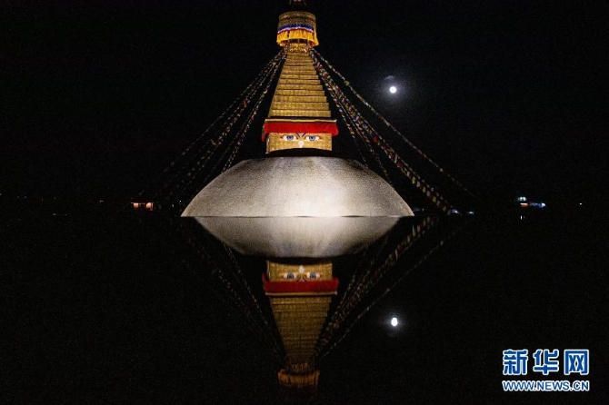 這是2020年5月7日在尼泊爾加德滿都拍攝的博達哈大佛塔和倒影。