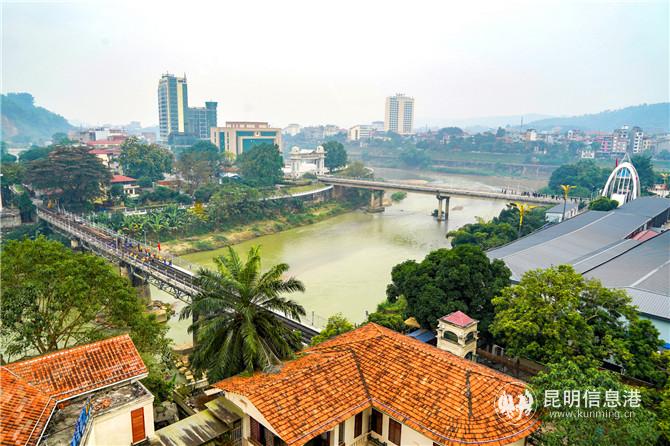 中越鐵路大橋兩端的關口已經(jīng)封閉，昔日人潮如涌的熱鬧場景不在，但國際貨運班列在嚴格執(zhí)行消毒檢疫后依然貨暢其行，繁忙依舊。通訊員陳暢 田瑜 供圖