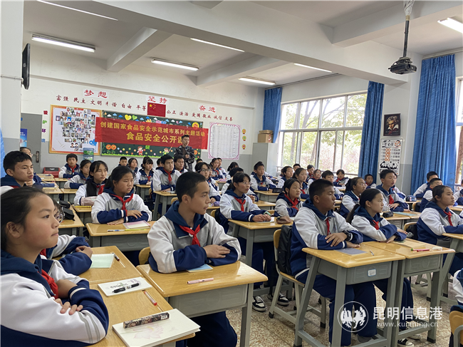 同學(xué)們在認(rèn)真聽講 供圖。