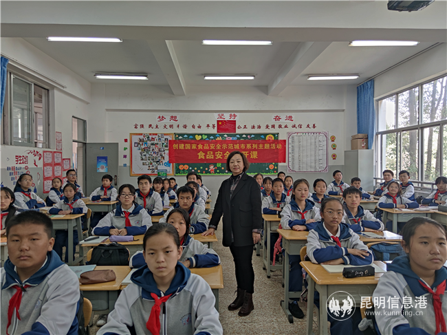 王利專家和同學(xué)們合影留念 供圖。