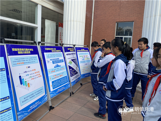 學(xué)生在科普展架前認(rèn)真學(xué)習(xí) 供圖。