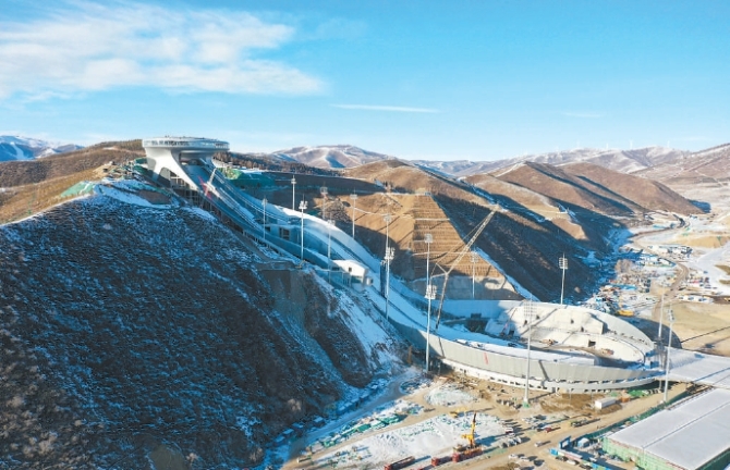 國(guó)家跳臺(tái)滑雪中心又被稱(chēng)為“雪如意”，斜靠在山坡之上，S形曲線與地形完美融合。