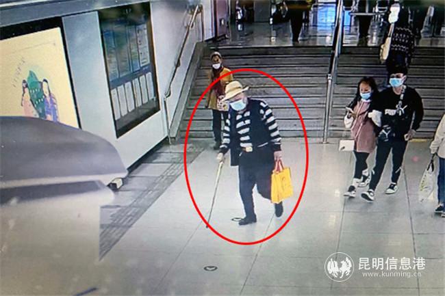 嫌疑人得手后迅速離開現(xiàn)場。記者合宇聰翻拍