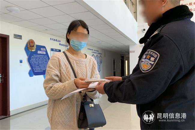 警方向被害人發(fā)還被盜手機(jī)。記者合宇聰攝