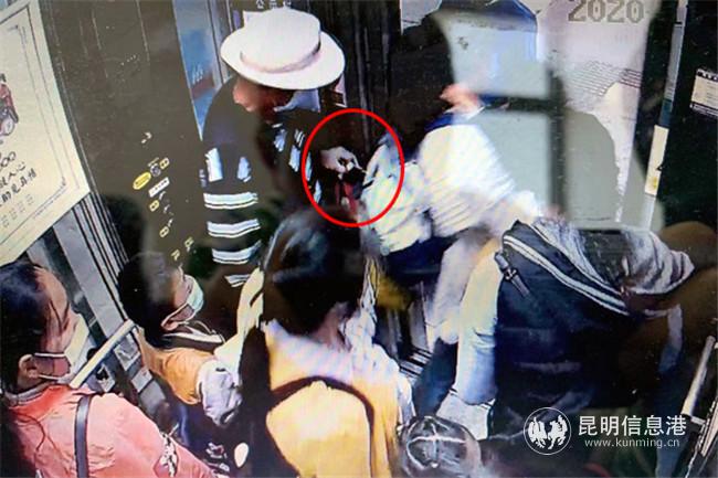 嫌疑人扒竊手機(jī)瞬間。記者合宇聰翻拍