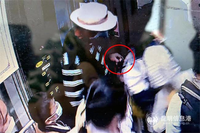 嫌疑人扒竊手機(jī)瞬間1。記者合宇聰翻拍