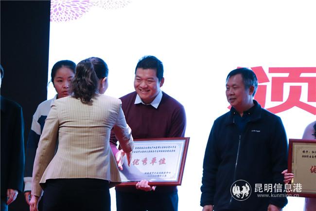 頒發(fā)榮譽(yù)證書