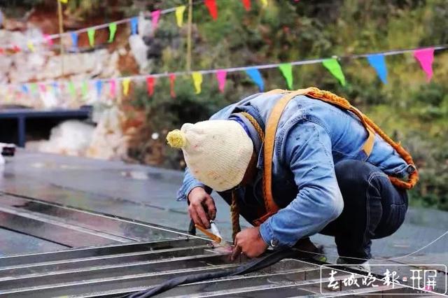 世界第一高戶外露地觀光電梯、玻璃吊橋來了 春城晚報-開屏新聞記者 蔣瓊波 通訊員 徐蕊 攝影報道2.jpg