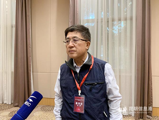 首都醫(yī)科大學(xué)三博腦科醫(yī)院欒國明教授接受采訪。記者孫紅亮攝