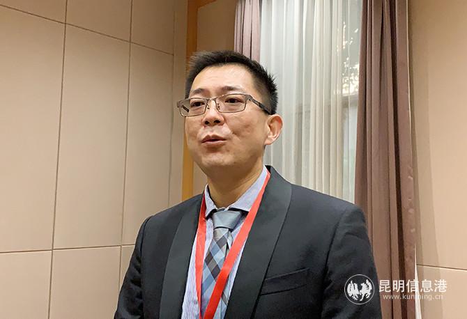 昆明三博腦科醫(yī)院副院長任杰接受采訪。記者孫紅亮攝