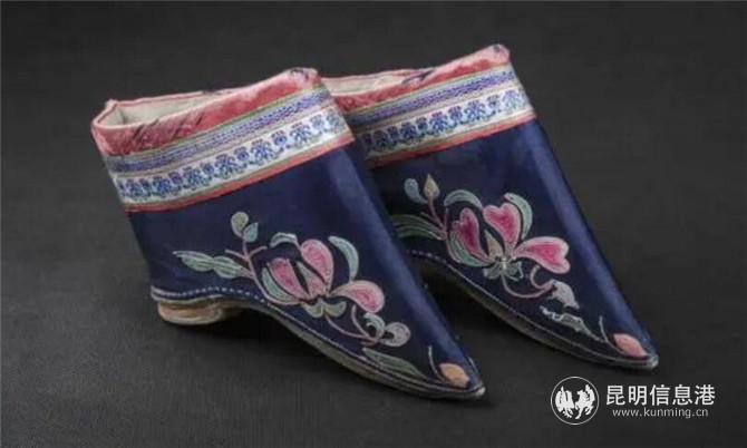 藍(lán)色緞鎖繡花卉紋尖足鞋 清代 藍(lán)色緞鎖繡花卉紋尖足鞋 清代