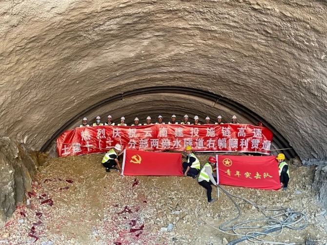 704981_670x670 704981_670x670