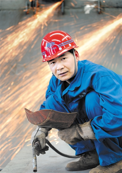 趙宗合在工作間焊接 莫芝林?jǐn)z 趙宗合在工作間焊接 莫芝林?jǐn)z