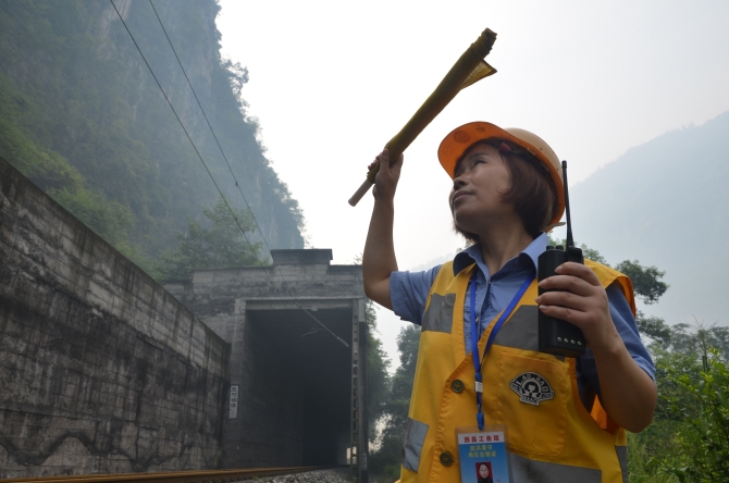 從王村棚洞出口到前方大火夾隧道口，這段300多米長(zhǎng)的鐵路，就是章顯容年復(fù)一年日夜值守的地方。