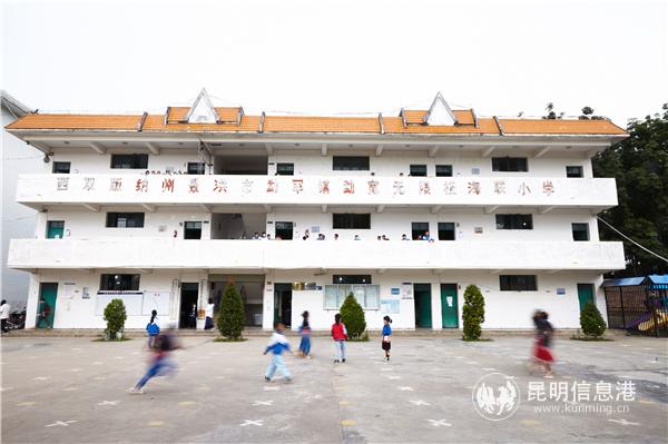 十四年前建起的三層的教學(xué)樓 十四年前建起的三層的教學(xué)樓