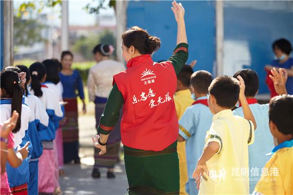 無限極志愿者教孩子們跳傣族舞 無限極志愿者教孩子們跳傣族舞