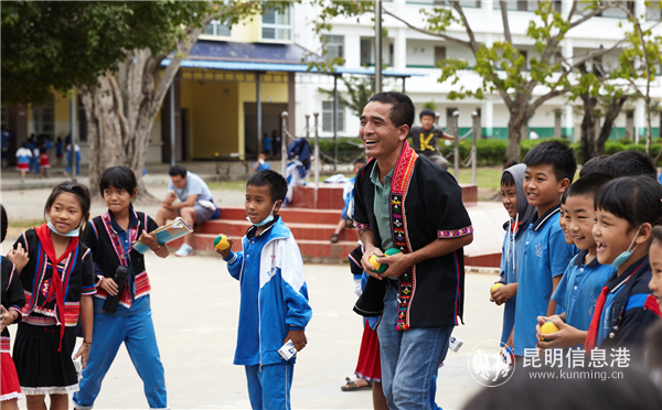 校長(zhǎng)追嘎在課間和孩子們玩著打沙包 校長(zhǎng)追嘎在課間和孩子們玩著打沙包