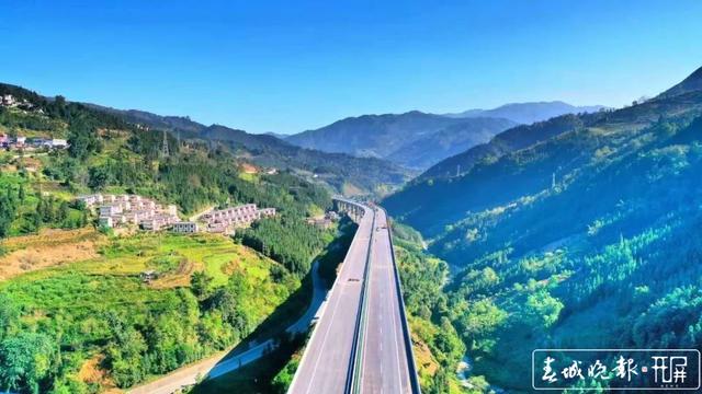 蒙屏高速 春城晚報-開屏新聞記者 王磊 攝影報道