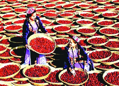 村民進(jìn)廠 果子觸網(wǎng) “富民興疆”在路上——新疆決戰(zhàn)決勝脫貧攻堅(jiān)紀(jì)實(shí)