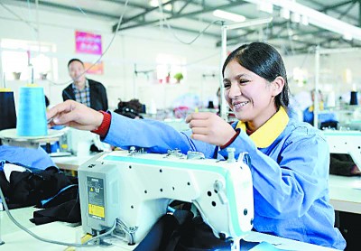 村民進(jìn)廠 果子觸網(wǎng) “富民興疆”在路上——新疆決戰(zhàn)決勝脫貧攻堅(jiān)紀(jì)實(shí)