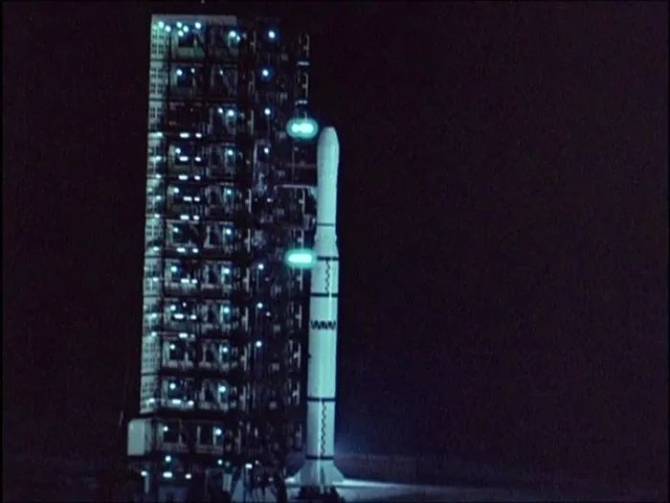 “長(zhǎng)征三號(hào)”運(yùn)載火箭，載著中國(guó)第一顆實(shí)用通信衛(wèi)星“東方紅2號(hào)”飛向太空