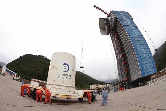 2007年10月11日，嫦娥一號(hào)衛(wèi)星運(yùn)抵三號(hào)發(fā)射塔