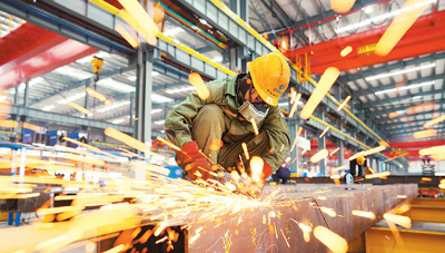 12月9日，位于浙江省湖州市南潯區(qū)和孚鎮(zhèn)的大東吳集團(tuán)綠色集成建筑制造基地內(nèi)，工人在生產(chǎn)裝配式綠色建筑構(gòu)件。張 斌攝（人民視覺）