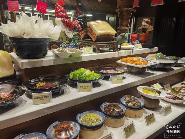 昆明年夜飯預(yù)訂進行中 部分餐廳已經(jīng)訂滿 春城晚報-開屏新聞記者 劉文波 實習(xí)生 胡正男 攝影報道