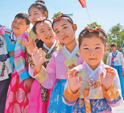 在明東村端午文化旅游節(jié)上，孩子們?cè)隗w驗(yàn)民俗風(fēng)情。