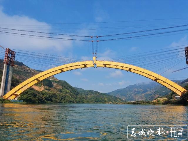 瀾滄江特大橋成功合龍，300米大橋跨徑創(chuàng)紀(jì)錄！景海高速再傳好消息 羅宗偉 通訊員 王卓 攝