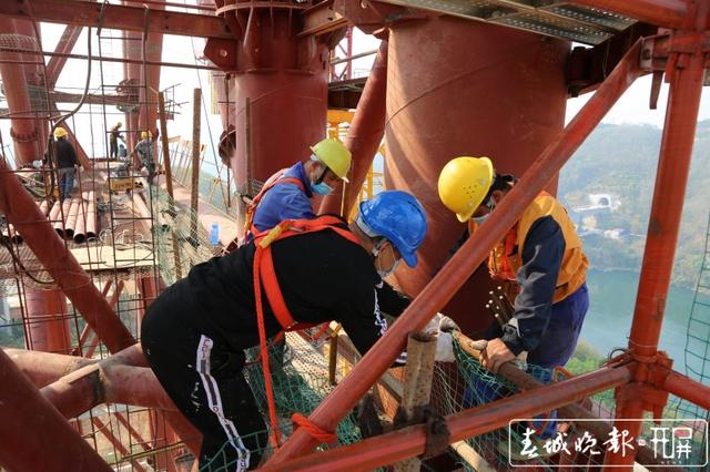 瀾滄江特大橋成功合龍，300米大橋跨徑創(chuàng)紀(jì)錄！景海高速再傳好消息 羅宗偉 通訊員 王卓 攝