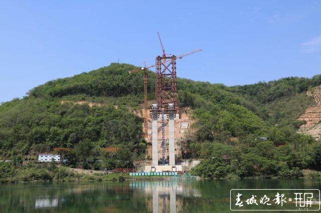 瀾滄江特大橋成功合龍，300米大橋跨徑創(chuàng)紀(jì)錄！景海高速再傳好消息 羅宗偉 通訊員 王卓 攝