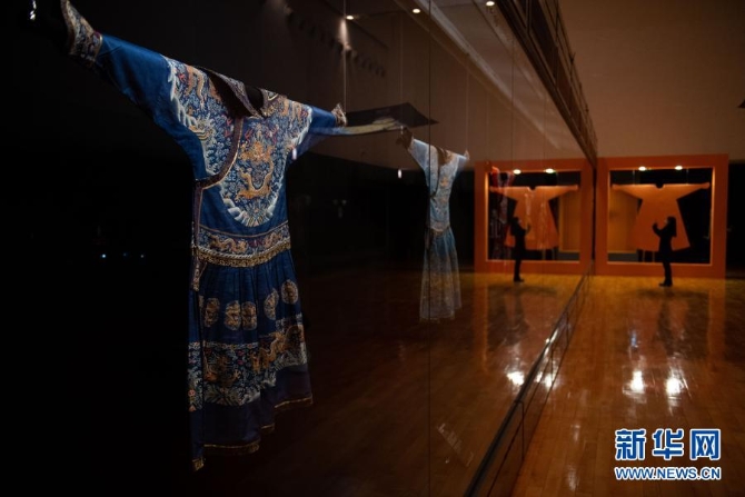 12月16日，觀眾在澳門藝術(shù)博物館觀看展品。