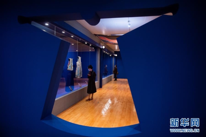 12月16日，觀眾在澳門藝術(shù)博物館觀看展品。2