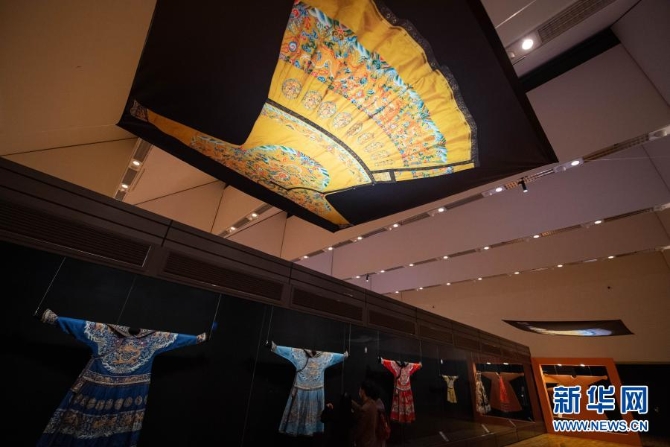 12月16日，觀眾在澳門藝術(shù)博物館觀看展品。3