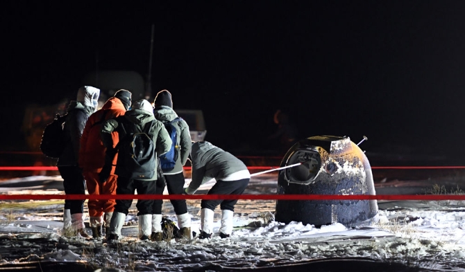 12月17日凌晨，嫦娥五號(hào)返回器攜帶月球樣品，采用半彈道跳躍方式再入返回，在內(nèi)蒙古四子王旗預(yù)定區(qū)域安全著陸。1