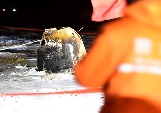 12月17日凌晨，嫦娥五號(hào)返回器攜帶月球樣品，采用半彈道跳躍方式再入返回，在內(nèi)蒙古四子王旗預(yù)定區(qū)域安全著陸。4