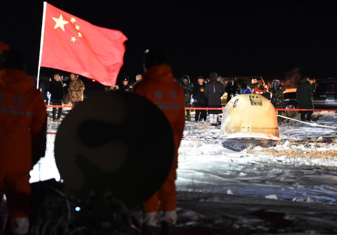 12月17日凌晨，嫦娥五號(hào)返回器攜帶月球樣品，采用半彈道跳躍方式再入返回，在內(nèi)蒙古四子王旗預(yù)定區(qū)域安全著陸。5