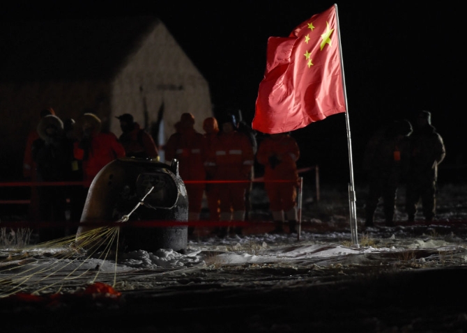 12月17日凌晨，嫦娥五號(hào)返回器攜帶月球樣品，采用半彈道跳躍方式再入返回，在內(nèi)蒙古四子王旗預(yù)定區(qū)域安全著陸。6