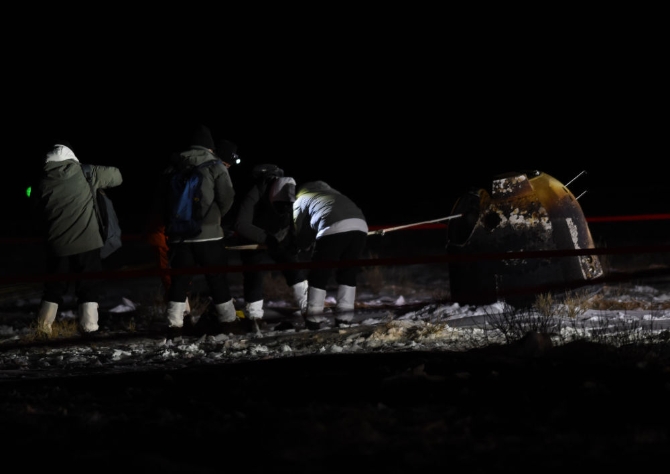 12月17日凌晨，嫦娥五號(hào)返回器攜帶月球樣品，采用半彈道跳躍方式再入返回，在內(nèi)蒙古四子王旗預(yù)定區(qū)域安全著陸。7